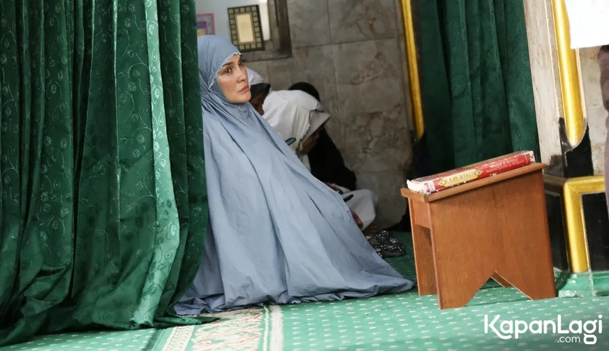 "Kenangannya ya gitu, gak pernah ngeluh, sosok yang perhatian sama Maxime, Elodie, dan sama papanya," kata Luna Maya usai pemakaman di TPU Jeruk Purut, Jakarta Selatan, Senin (15/1/2024). [KapanLagi.com/Budy Santoso]