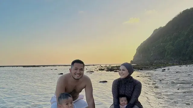 Potret Kesha Ratuliu Liburan di Bali Sambil Asuh Anak