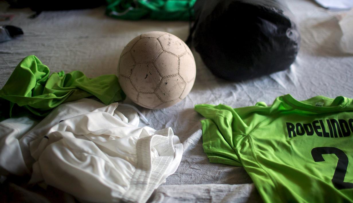 Perlengkapan sepak bola yang dimiliki seorang bocah yan ingin menjadi seperti Arturo Vidal.(REUTERS/Pablo Sanhueza)