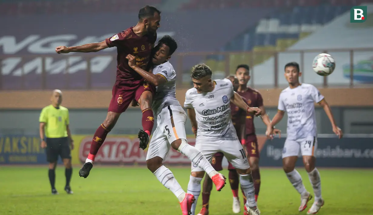 Pemain Sriwijaya FC, Muhammad Nur Iskandar (kiri) berusaha mencetak gol ke gawang Rans Cilegon FC dalam laga matchday ke-3 Grup X Babak 8 Besar Liga 2 2021 di Stadion Wibawa Mukti, Cikarang, Rabu (22/12/2021). (Bola.com/Bagaskara Lazuardi)