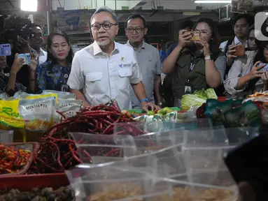 Menteri Perdagangan Zulkifli Hasan meninjau sejumlah kios komoditas pokok Pasar Kramat Jati, di Jakarta, Jumat (15/3/2024). (merdeka.com/Imam Buhori)