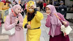 Jalan-jalan di muslim street, Ria Ricis dan Nadzira Shafa terlihat sangat kompak. Keduanya tampil cantik dengan warna hijab yang senada. Ricis dan Nadzira berfoto dengan orang berkostum Sun Go Kong, karakter kera sakti dalam serial populer 'Journey to the West'. (Liputan6.com/IG/@riaricis1795)