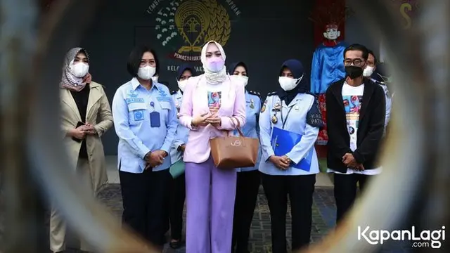 Diwarnai Tangis, Ini 7 Potret Detik-detik Angelina Sondakh Bebas dari Penjara