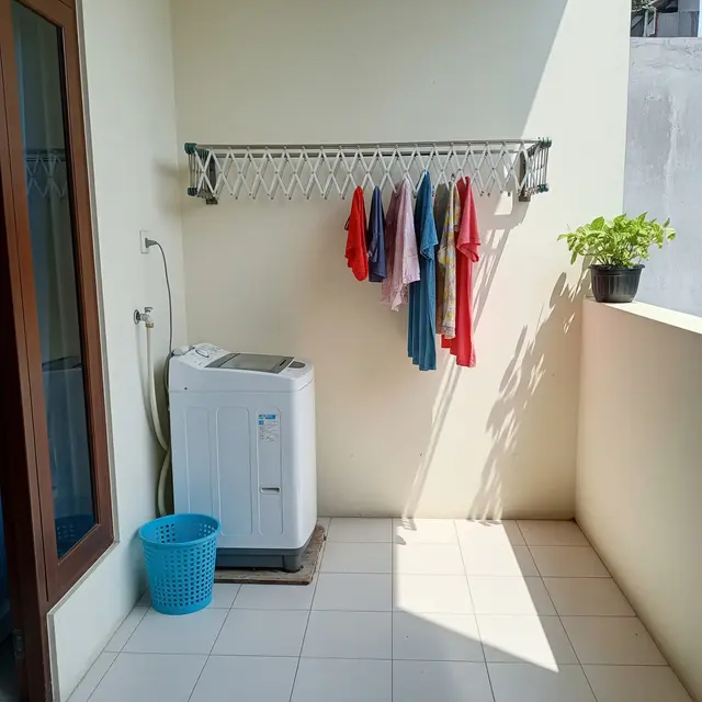 9 Contoh Teras Rumah Kecil yang Dijadikan Area Cuci dan Jemur, Fungsional dan Estetik