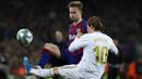 Gelandang Real Madrid, Luka Modric berebut bola dengan gelandang Barcelona, Frenkie de Jong pada pertandingan lanjutan La Liga Spanyol di stadion Camp Nou (18/12/2019). Barcelona bermain imbang 0-0 atas Real Madrid. (AP Photo/Joan Monfort)