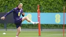 Kapten tim nasional Inggris, Harry Kane, melakukan pemanasan saat sesi Latihan persiapan timnas untuk Euro 2024 di Tottenham Hotspur Training Session, London, Kamis (6/6/2024). (Zac Goodwin/PA via AP)