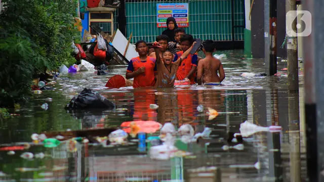 Sudin SDA Kewalahan Bersihkan Sampah Bukit Duri
