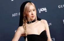 Gaya Rose BLACKPINK Tampil Cantik Memukau saat Kibarkan Bendera di F1 Miami Grand Prix 2025