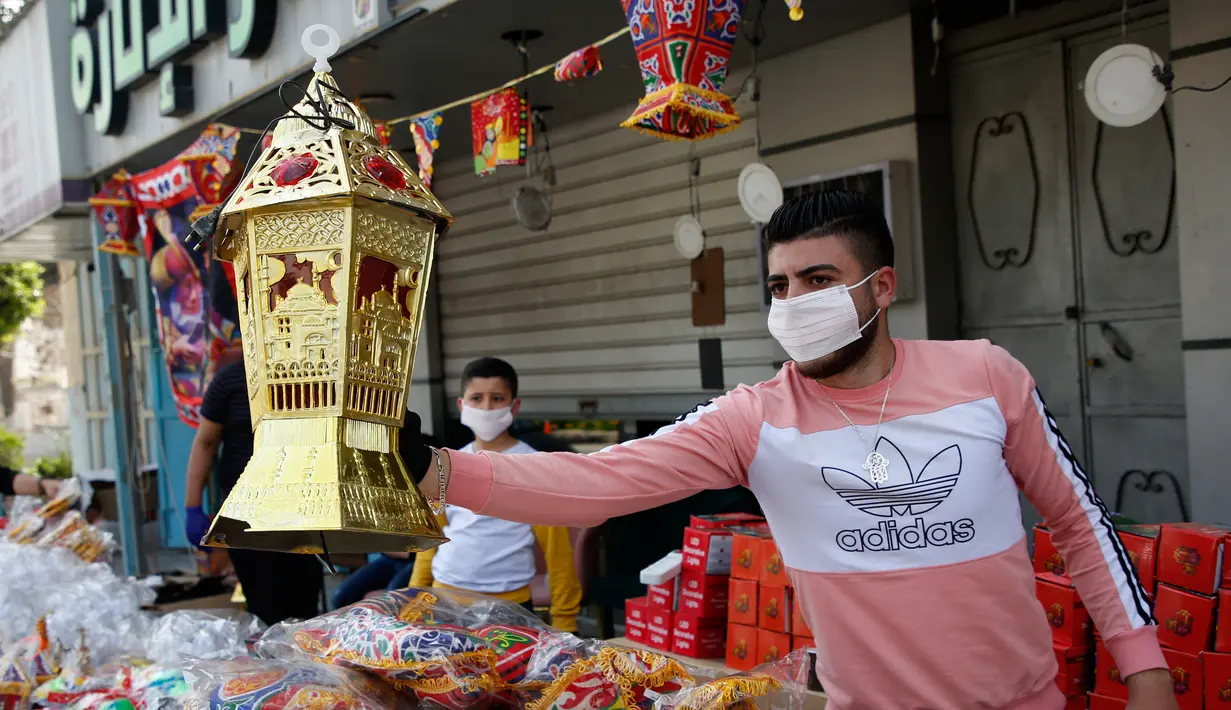 Pedagang Palestina menjual lentera Ramadan tradisional di sebuah pasar di Kota Nablus, Tepi Barat (19/4/2020). Jelang Ramadan, warga Palestina membeli lentera beraneka warna, yang dikenal sebagai fanoos dalam bahasa Arab, untuk anak-anak mereka atau sebagai hiasan di rumah. (Xinhua/Rizek Abdeljawad)