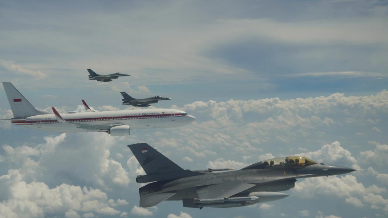 Potret 4 Jet Tempur TNI AU Bentuk Formasi kawal pesawat Prabowo