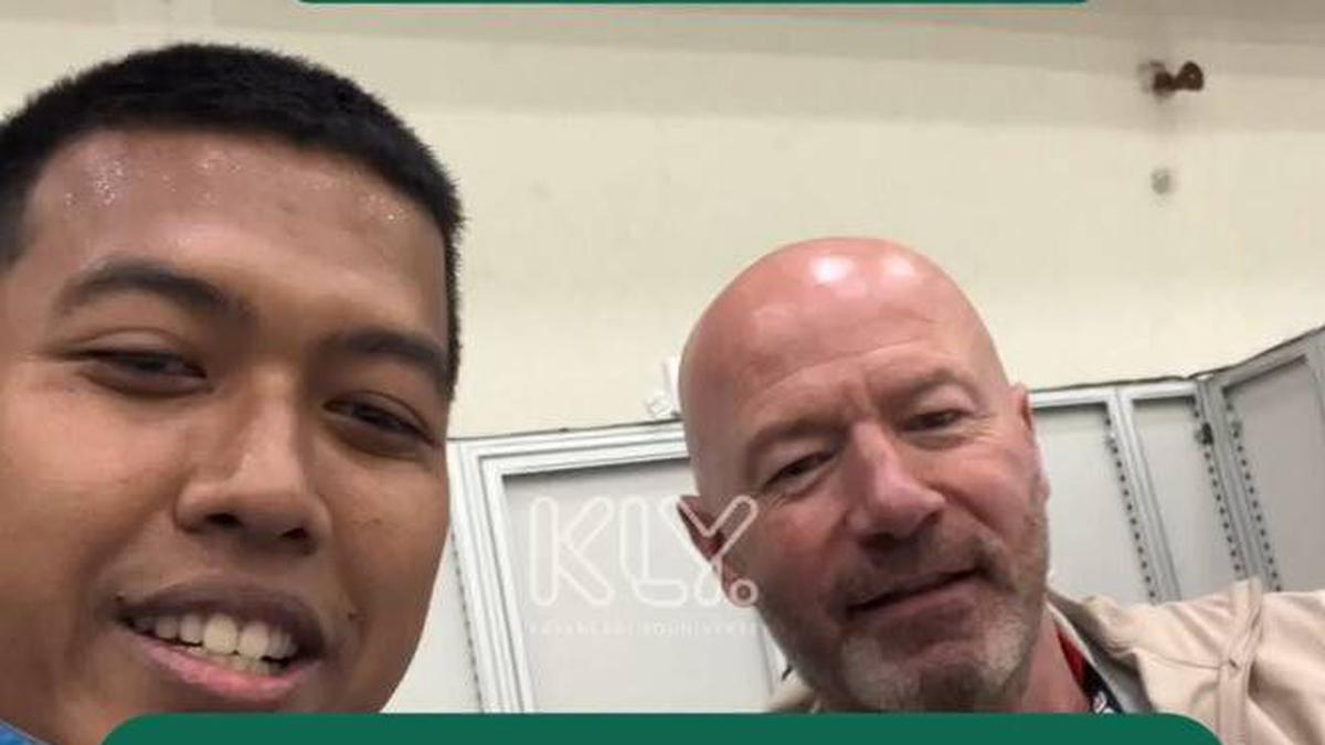 Fans Indonesia dapat salam dari Alan Shearer nih! Intip keseruan Jurnalis Bola.com bertemu legenda Inggris