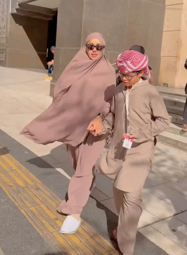 Momen Nikita Mirzani umrah bareng kedua putranya, wakafkan 300 Alquran