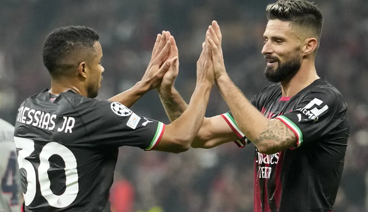 Penyerang AC Milan, Junior Messias (kiri) berselebrasi dengan rekannya Olivier Giroud usai mencetak gol ke gawang FC Salzburg pada pertandingan lanjutan Grup E Liga Champions di stadion San Siro di Milan, Italia, Kamis (3/11/2022). Kemenangan ini mengantar AC Milan lolos ke 16 besar menemani Chelsea yang berada di peringkat pertama klasemen. (AP Photo/Luca Bruno)