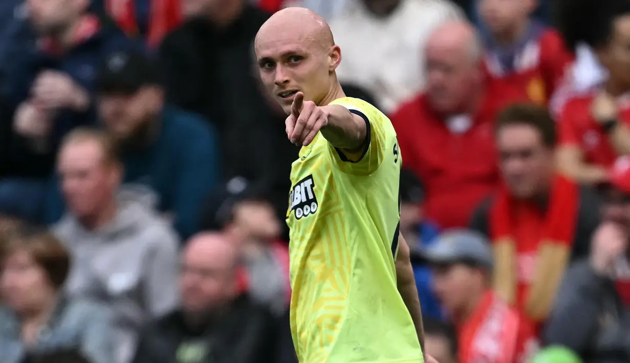 Jelang akhir babak pertama, Liverpool tertinggal lebih dulu setelah pemain Southampton William Smallbone mencetak gol pada masa tambahan waktu babak pertama (45+1). (Paul ELLIS/AFP)