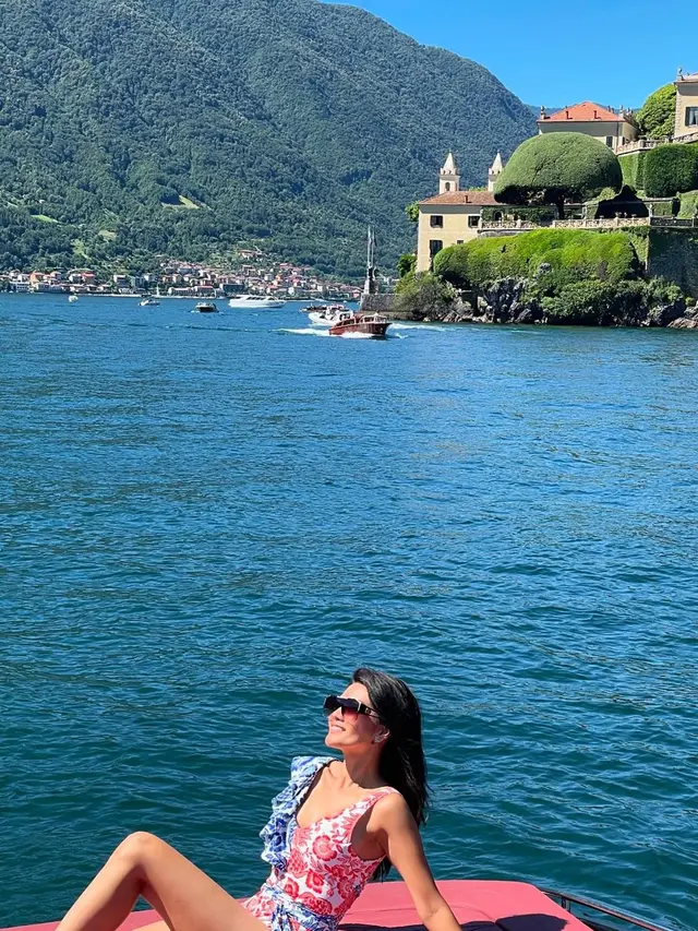 Potret Liburan Farah Quinn di Italia, Seru Naik Kapal di Danau Como