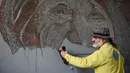 Saimir Strati saat berkarya membuat mosaik wajah Suster Teresa menggunakan staples di Museum Pristina, Kosovo (16/11). Sebelumnya Saimir juga telah menciptakan beberapa mosaik yang mengesankan dari berbagai media. (AFP/Armend Nimani)