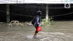 Hingga Kamis (30/1/2025) siang, jalan Bangun Nusa Raya di kawasan Cengkareng, Jakarta Barat masih tergenang air. (Magang/Liputan6.com/Muhammad Rizal)