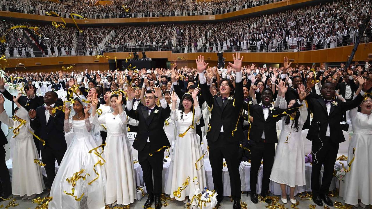 FOTO: Uniknya Pasangan Beda Bangsa Mengikuti Pernikahan Massal