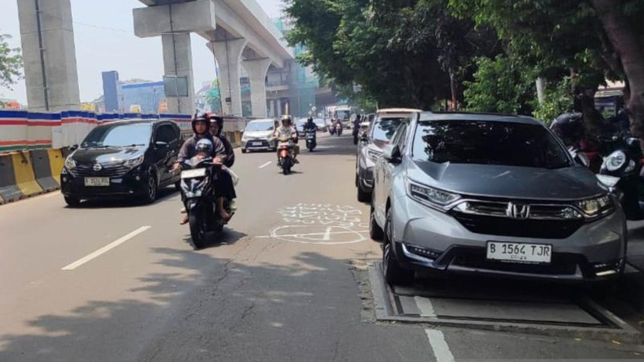 Terungkap! Parkir Liar Labschool Jaktim Bikin Macet, Gubernur DKI Tegas Larang Kuasai Area Publik