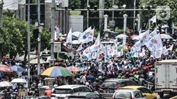 Kemacetan arus kendaraan akibat adanya demo buruh di depan Gedung DPR RI, Jakarta, Senin (9/11/2020). Dalam aksinya massa buruh menuntut dibatalkannya UU No.21 Tahun 2020 tentang Cipta Kerja melalui mekanisme legislatif review dan kenaikan upah minimum 2021. (merdeka.com/Iqbal S. Nugroho)