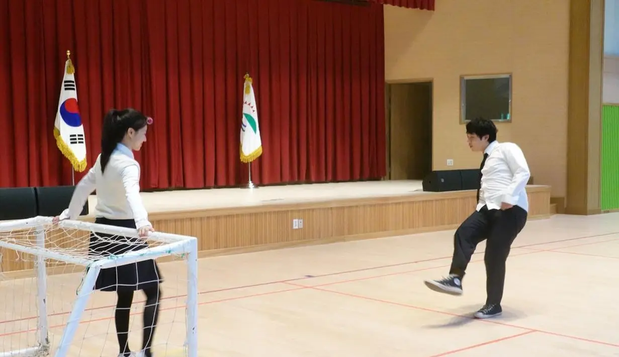 Go Yoon Jung dan Lee Jung Ha bermain futsal tapi tanpa bola? Foto ini menunjukkan bahwa mereka memiliki hubungan pertemanan yang akrab. (Foto: Instagram/ goyounjung)
