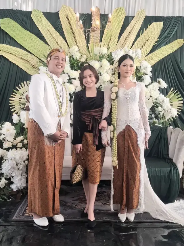 Prilly Latuconsina saat Hadir di Pernikahan Fansnya pakai kain coklat. [@fitri_mbaknyaprilly]