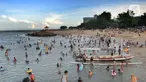 Wisatawan beraktifitas di kawasan Pantai&nbsp; Sanur, Denpasar, Bali, Senin (2/5/20222). Ribuan wisatawan lokal&nbsp; dari seputar kota Kenpasar dan kota-kota di Pulau Jawa memadati Pantai Sanur untuk mengisi liburan Idul Fitri 1443 H. (merdeka.com/Arie Basuki)