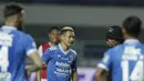 Pesilat peraih emas Asian Games, Hanifan Yudani Kusumah, memimpin viking clap usai Persib Bandung mengalahkan Arema FC pada laga Liga 1 di Stadion GBLA, Jawa Barat, Kamis (13/9/2018). Persib menang 2-0 atas Arema FC. (Bola.com/M Iqbal Ichsan)