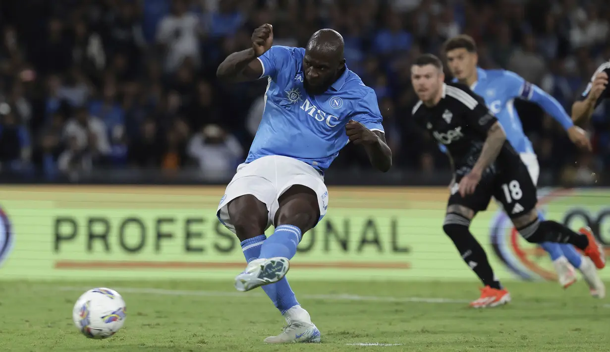 Pemain Napoli, Romelu Lukaku mencetak gol melalui tendangan penalti ke gawang Como pada laga lanjutan Liga Italia 2024/2025 yang berlangsung di Stadion Diego Armando Maradona, Naples, Italia, Jumat (04/10/2024) WIB. (AP Photo/LaPresse/Alessandro Galofaro)