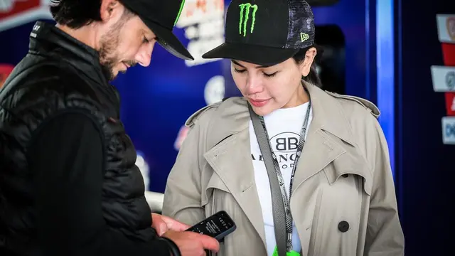 Nikita Mirzani bertemu pembalap John Hopkins di Portugal (Foto: Instagram nikitamirzanimawardi_172)