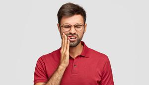 Ilustrasi sariawan saat puasa. (Image by wayhomestudio on Freepik)