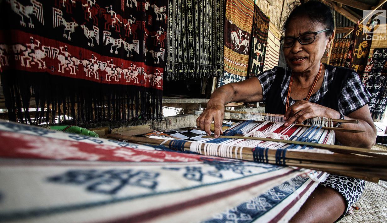Mama Adriana Rambuadji membuat kain tenun di Desa Adat Prailiu, Sumba Timur, NTT, Sabtu (15/12). Kain tenun Sumba dijual dengan harga Rp 100 ribu hingga Rp 30 juta. (Liputan6.com/JohanTallo)