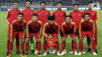 Pemain Timnas Indonesia U-19 berpose bersama jelang melawan Korea Utara pada kualifikasi Grup K Piala AFC U-19 2020 di Stadion Utama Gelora Bung Karno, Jakarta, Minggu (10/11/2019). Laga berakhir imbang 1-1. (Liputan6.com/Helmi Fithriansyah)