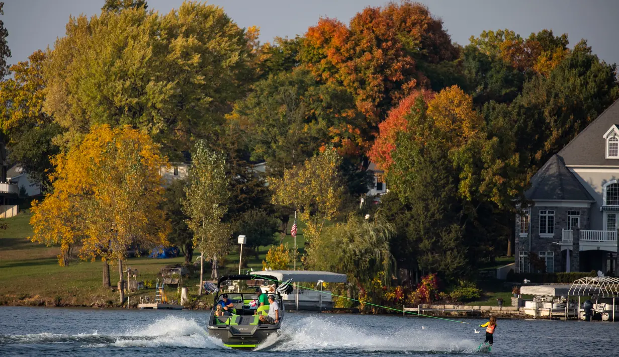 Orang-orang menikmati olahraga air di Danau Lobdell di Genesee County, Michigan, Amerika Serikat, pada 10 Oktober 2020. (Xinhua/Joel Lerner)