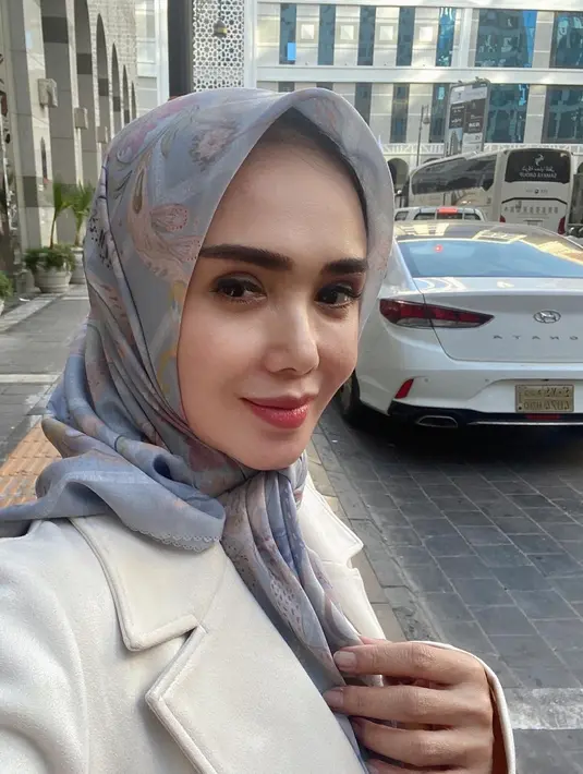 Gaya hijab simpel ala kaum milenial ini membuat pelantun lagu Desember Kelabu itu banjir pujian. Tak ketinggalan outfit jas yang menambah kesan elegan. (Liputan6.com/IG/@yunishara36).