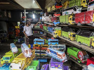 Marsyaad atau biasa dipanggil Pak Umar (79) menjaga toko mainan miliknya di Kalibata, Jakarta, Kamis (25/2/2021). Pak Umar yang menjual mainan anak sejak tahun 1974 mengaku tidak terlalu berdampak saat pandemi virus corona COVID-19 berlangsung. (Liputan6.com/Johan Tallo)