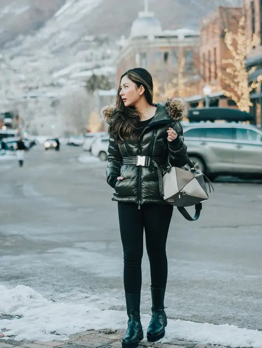 Tampil serba hitam saat liburan musim dingin, Jessica Mila tentang Puzzle Bag dari Loewe yang ikonik [@jscmila]