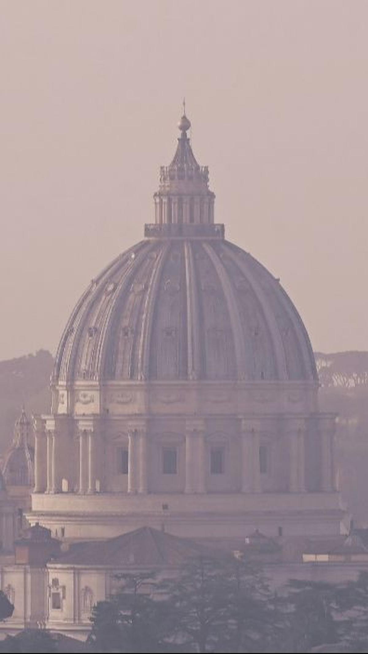 Kantor berita Il Messaggero melaporkan bahwa kualitas udara di Roma memburuk dengan melampaui batas Pm10 akibat debu-debu dari Gurun Sahara.&nbsp;Tiziana Fabi/AFP