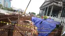 Pekerja konstruksi merapikan lereng galian pondasi pembangunan tiang pancang proyek LRT dan flyover Pancoran yang longsor di Jakarta, Jumat (13/10). (Liputan6.com/Immanuel Antonius)