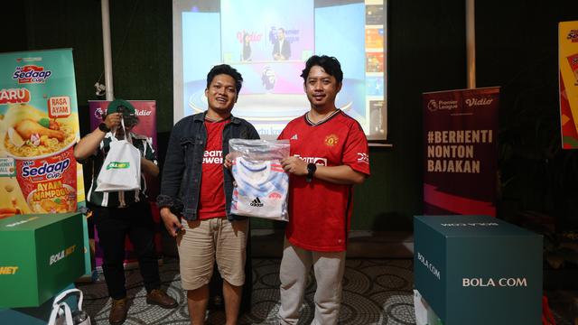 Banjir hadiah pada acara Roaring Night MU Vs Arsenal di Giardino Cafe, Tangerang, Minggu (12/5/24)