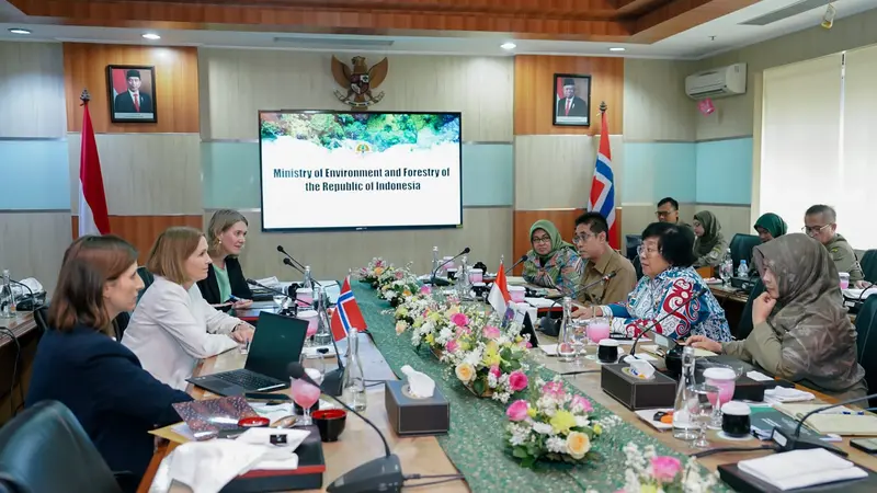 Menteri Lingkungan Hidup dan Kehutanan (LHK) Siti Nurbaya melakukan pertemuan dengan Duta Besar Norwegia untuk Indonesia, Rut Kruger Giverin