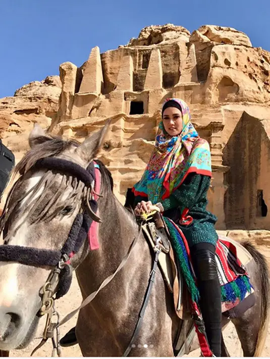 Diantaranya Goa Ashabul Kahfi, Mulan juga terlihat berpose dengan latar belakang Pohon Sahabi yang diperkirakan berusia lebih dari 1400 tahun. (Instagram/mulanjameela1)