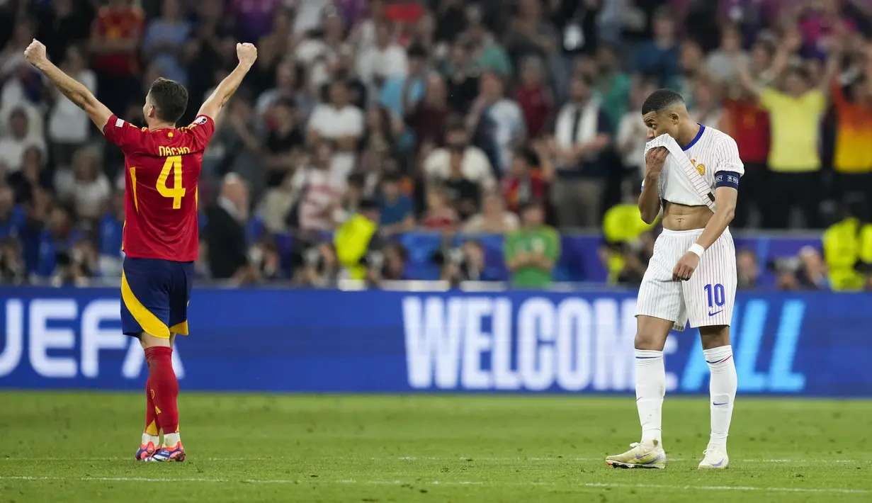 Reaksi penyerang Prancis #10 Kylian Mbappe saat bek Spanyol Nacho berselebrasi pada laga semifinal Euro 2024 di Allianz Arena, Munchen pada Rabu (10/7/2024) dini hari WIB. (AP Photo/Antonio Calanni)