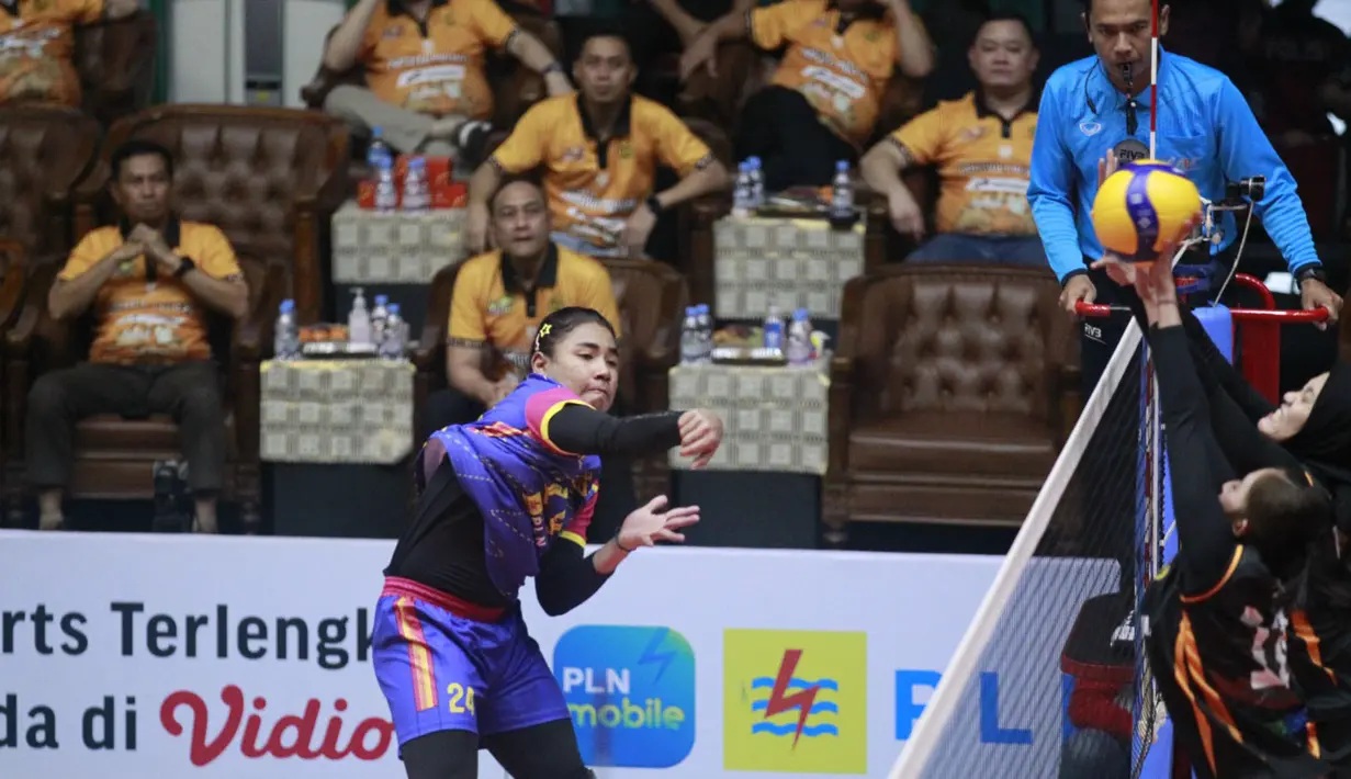 <p>Pemain Jakarta Electric PLN, Juhaidar Aini (kiri) melepaskan spike yang berusaha diblok dua pemain Jakarta Popsivo Polwan pada laga seri keempat putaran pertama PLN Mobile Proliga 2024 di GOR Tri Dharma Petrokimia, Gresik, Jawa Timur, Kamis (16/5/2024). Jakarta Electric PLN kalah 1-3 (23-25, 21-25, 25-19 dan 15-25). (Dok. PBVSI)</p>