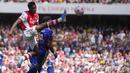 <p>Arsenal yang secara total menguasai penguasaan bola mencapai 64 persen langsung menggebrak di awal laga dan mampu unggul cepat di menit ke-5 melalui Eddie Nketiah memanfaatkan blunder kiper Leeds Illan Meslier yang ceroboh dalam mengontrol bola. Bola berhasil direbut dan dilesakkan ke dalam gawang. (AP/Frank Augstein)</p>