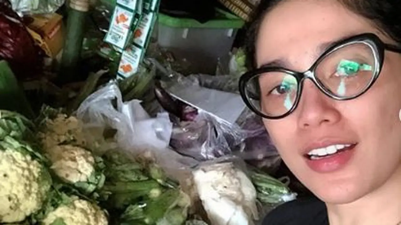 7 Potret Ussy Sulistiawaty Masak dan Makan Bareng Karyawan Rumah, Sederhana dan Penuh Kehangatan