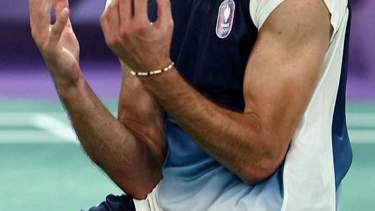 Hingga akhirnya, Toma Junior Popov memastikan kemenangan dengan skor 21-15 di gim ketiga. Foto: REUTERS / Ann Wang<br>