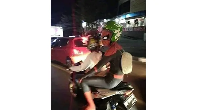 6 Potret Cosplay di Tempat Umum Ini Bikin Tepuk Jidat
