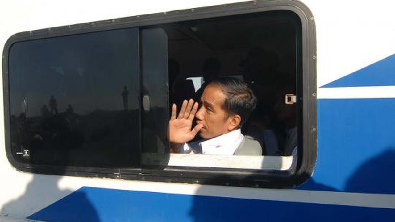 Jokowi uji coba waterway Marunda