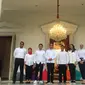 Presiden Jokowi berpose bersama tujuh staf khususnya yang baru. Tujuh staf khusus baru presiden itu didominasi generasi milenial. (Lizsa Egeham/Liputan6.com)